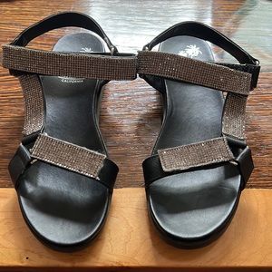 Ladies summer sandals, excellent condition worn 1x. Very comfortable